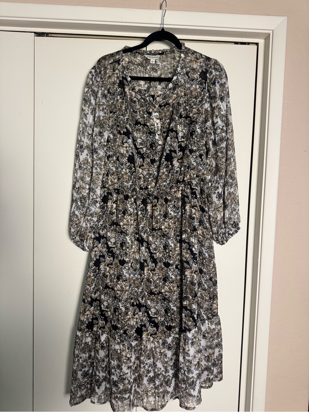 FRYE AND CO. Black and Cream Floral V-Neck Long Sleeve Midi Dress